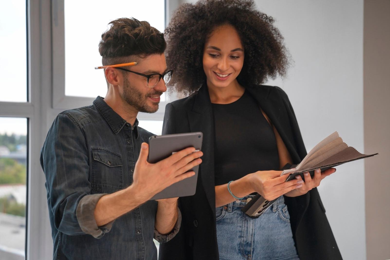 Professionnel analysant des documents financiers sur un bureau moderne
