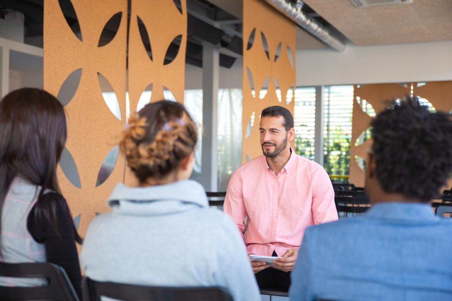 Espace de formation moderne avec équipements technologiques
